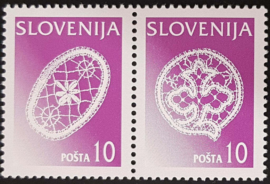 Oval with flower in centre + Q-shaped with trefoil in centre