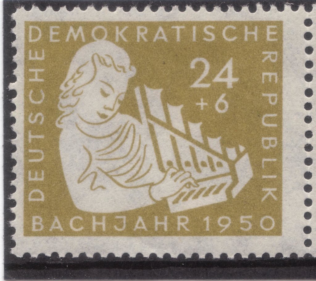 Girl with hand-orgel