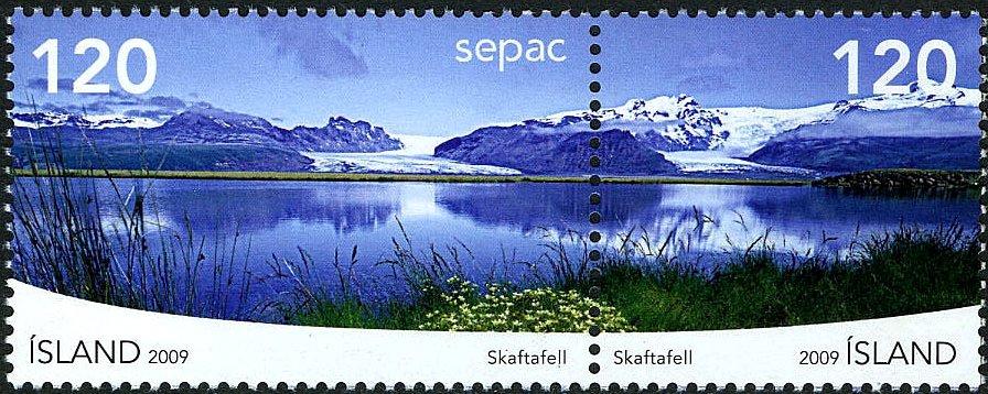 Skaftafell, Vatnajökull National Park, pair