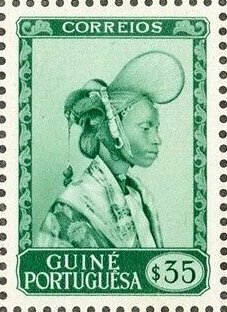 Aborigine into Country-dress