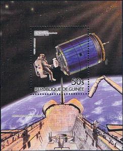 Souvenir Sheet, Recovering a Palapa B satellite, Guinea,  , Astronauts, Satellites, Spacecrafts