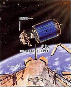 Souvenir Sheet, Recovering a Palapa B satellite, Guinea,  , Astronauts, Satellites, Spacecrafts