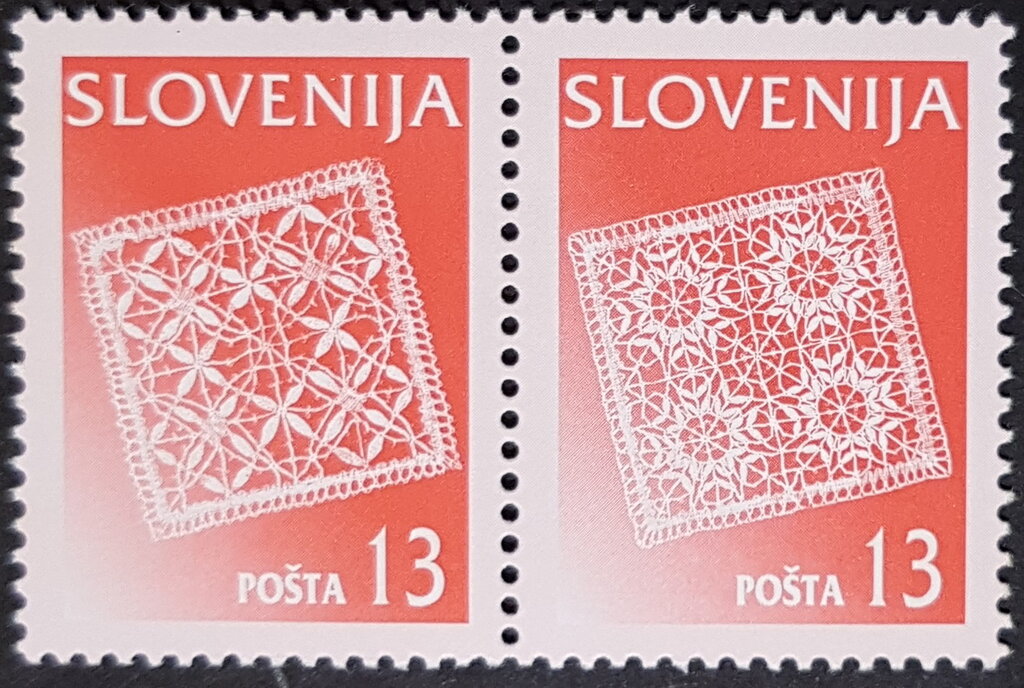 Square enclosing diamonds containing flowers