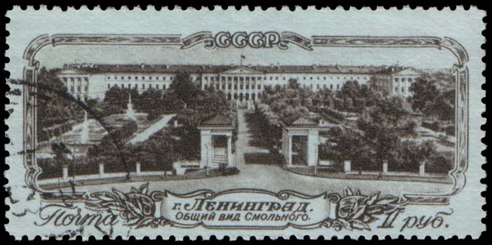 Здание Смольного (арх. Дж. Кваренги) и памятник В. И. Ленину (1927, ск. В. Козлов, арх. В. Гельфрейх и В. Щуко)