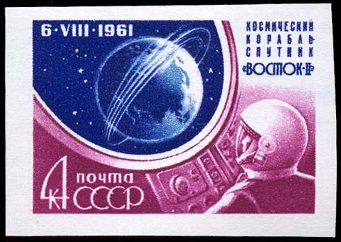 Летчик-космонавт у пульта управления
