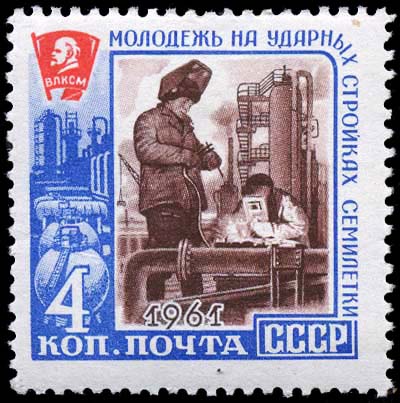 Электросварщики на стройке нефтеперерабатывающего завода