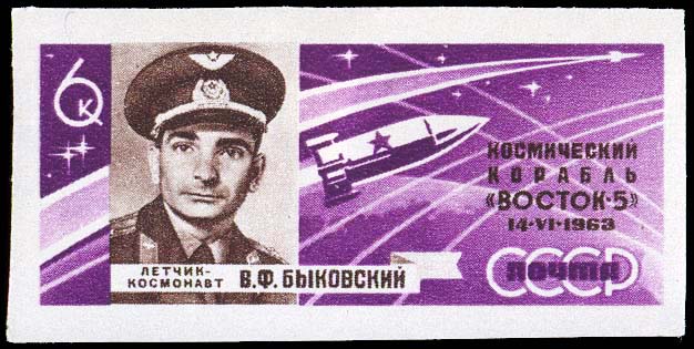 В. Ф. Быковский на фоне космических кораблей