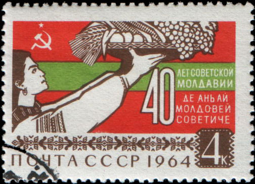 Молдаванка с корзиной плодов