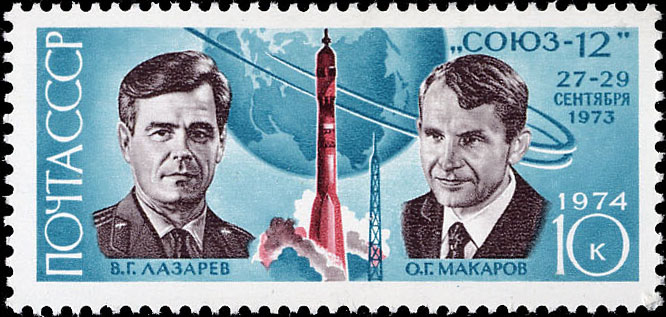 Стартующая ракета-носитель "Союза-12"