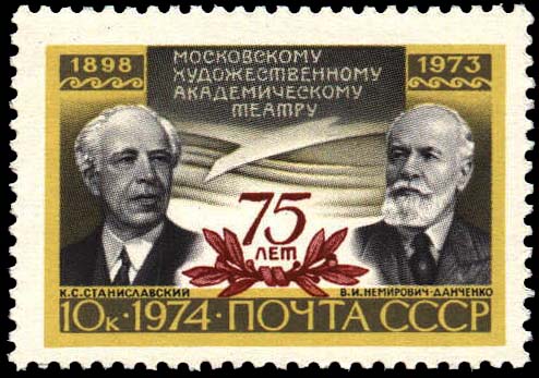 Основатели театра К. С. Станиславский  (Алексеев, 1863-1938) и В. И. Немирович-Данченко (1858-1943) на фоне эмблемы театра - чайки