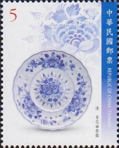 Dish decorated with floral design in underglaze blue